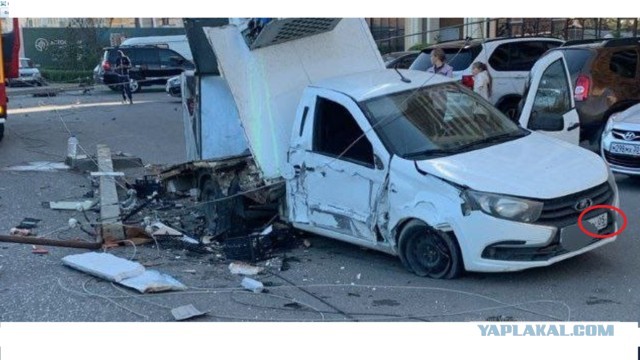 В Астрахани легковой фургон протаранил два электрических столба