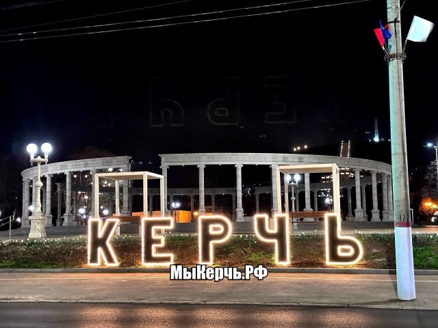 В сети при сравнении предновогодней Москвы с другими регионами пишут «Капитолий передаёт привет дистриктам»