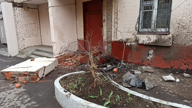 В Москве автоледи на "Лексусе" перепутала газ с тормозом и на скорости впечаталась в жилой дом