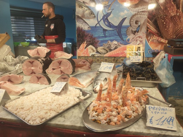 А почему женщин раздражает "являющийся на диване" муж?