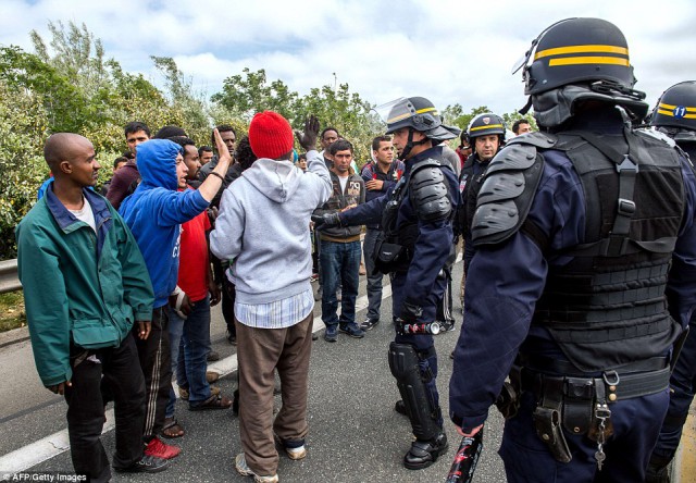 Как во Франции нелегалы штурмуют границы