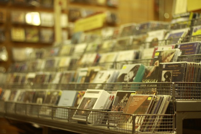 Как выживают торговцы CD и кто еще готов платить за музыку на дисках
