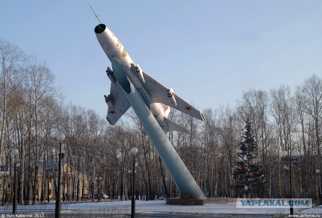 Самолет во дворе