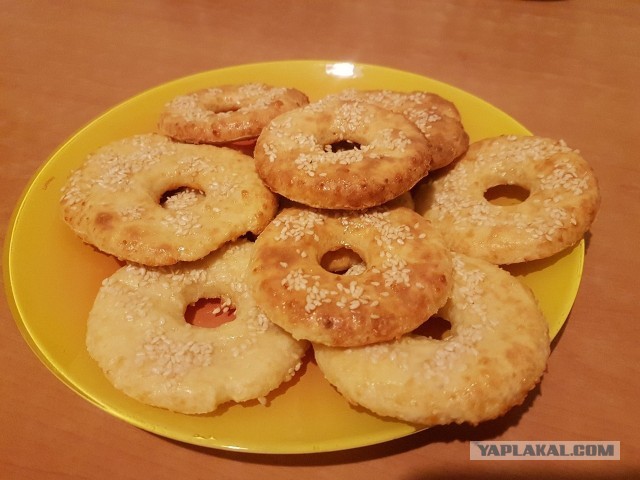 Творожно-сырные колечки с кунжутом