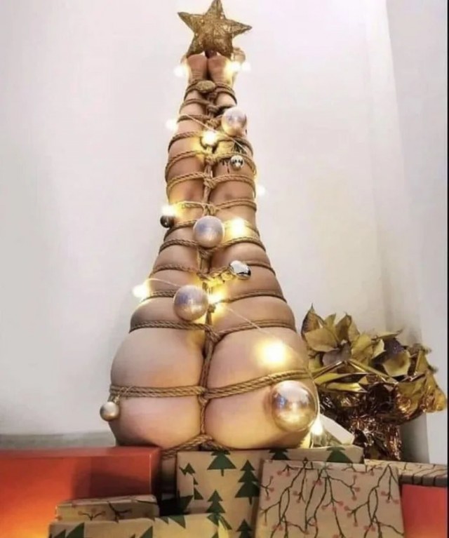 Время  девчонкам наряжать ёлочку!