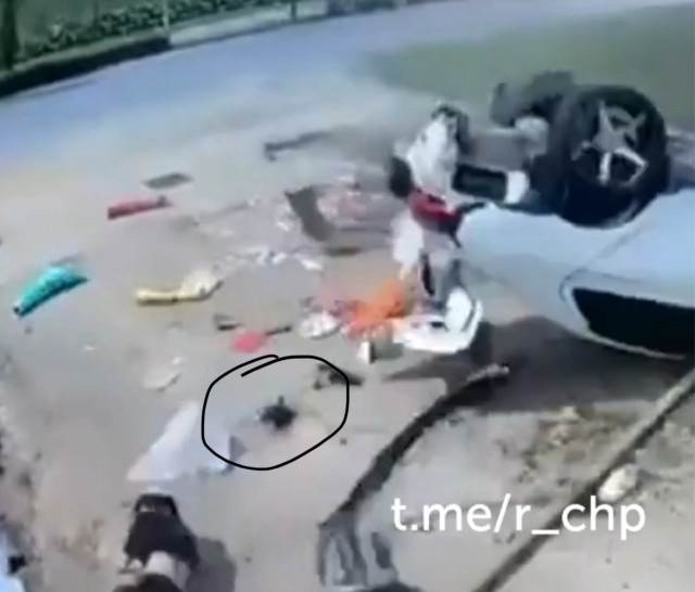 - А что случилось? - Не знаю, сама только подошла...