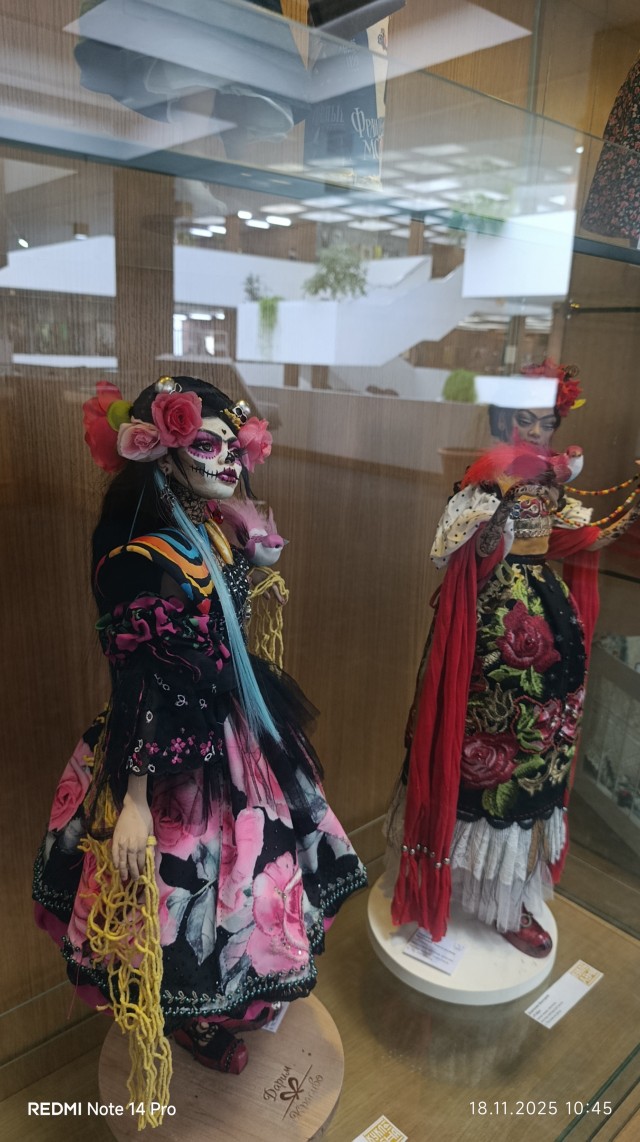 Выставка кукол в библиотеке Ростова