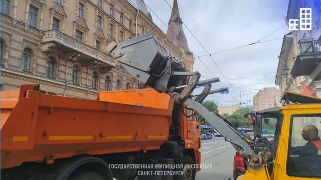 В центре Петербурга коммунальщики провели учения по уборке снега.