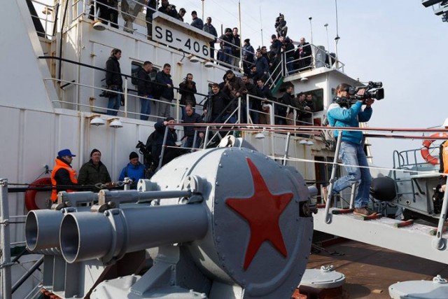 Осмотр ракетного крейсера «Москва» журналистами