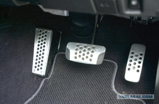 Перепутавшая педали женщина, "собрала" пять машин на парковке ТЦ