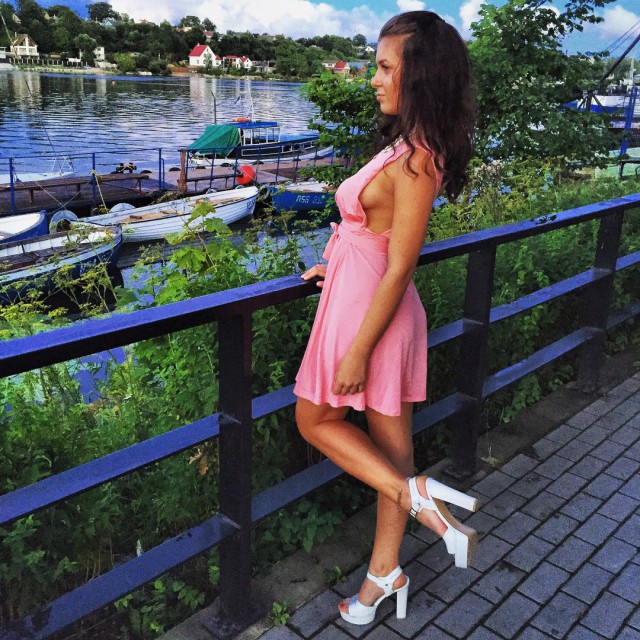Девушки в коротких платьях