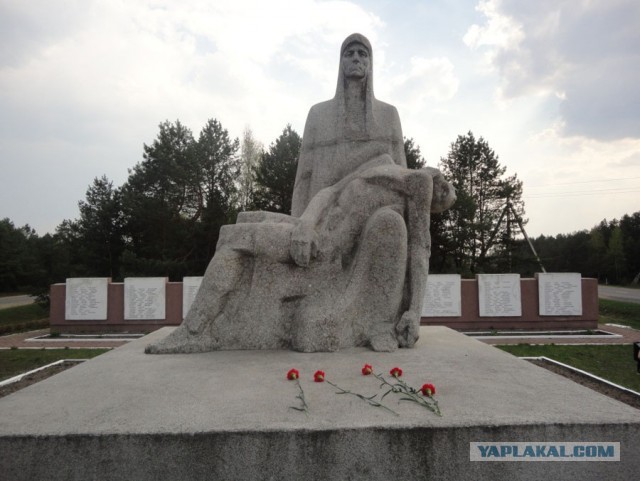 Странный памятник скорбящим матерям у храма Минобороны РФ