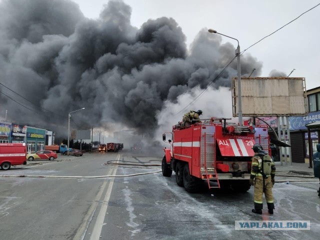 В Ростове-на-Дону загорелся павильон с пиротехникой на рынке