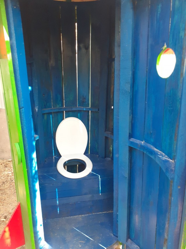 Зеленый дачный туалет