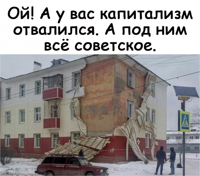 Обшивка балкона рухнула на головы прохожих в Ижевске