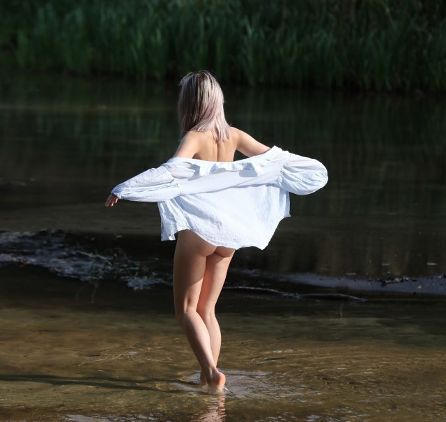 Сзади пионерка, а спереди....да пофиг, смотрим картинки