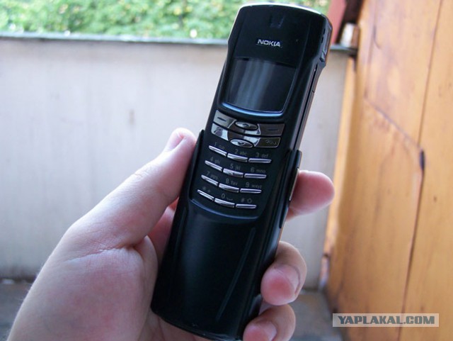 YotaPhone 2 поступил в продажу по цене 33.000р