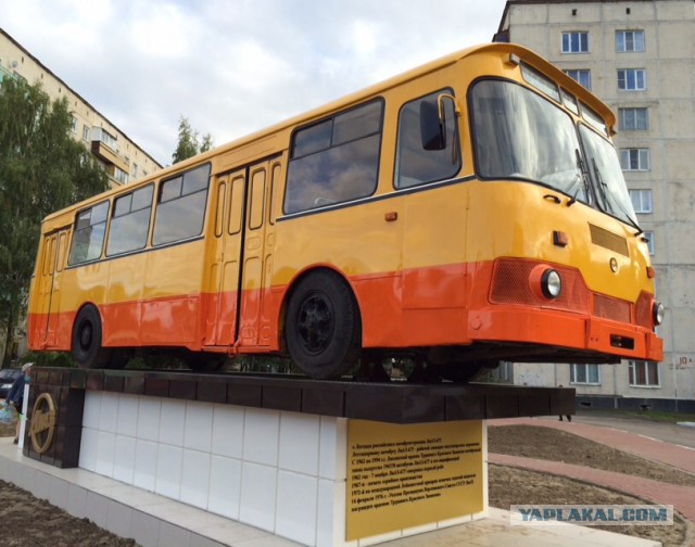 Памятник "Ветерану дорог" ЛиАЗ-677"