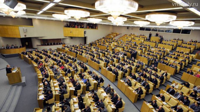 Фото: Яценюка с розами унесли со сцены