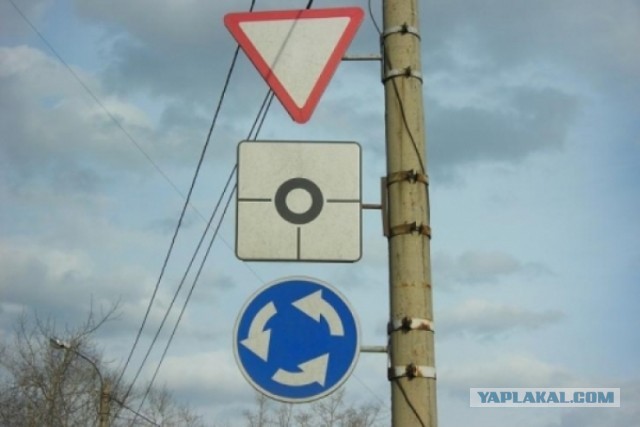 Видишь поворотник? Сразу должен!