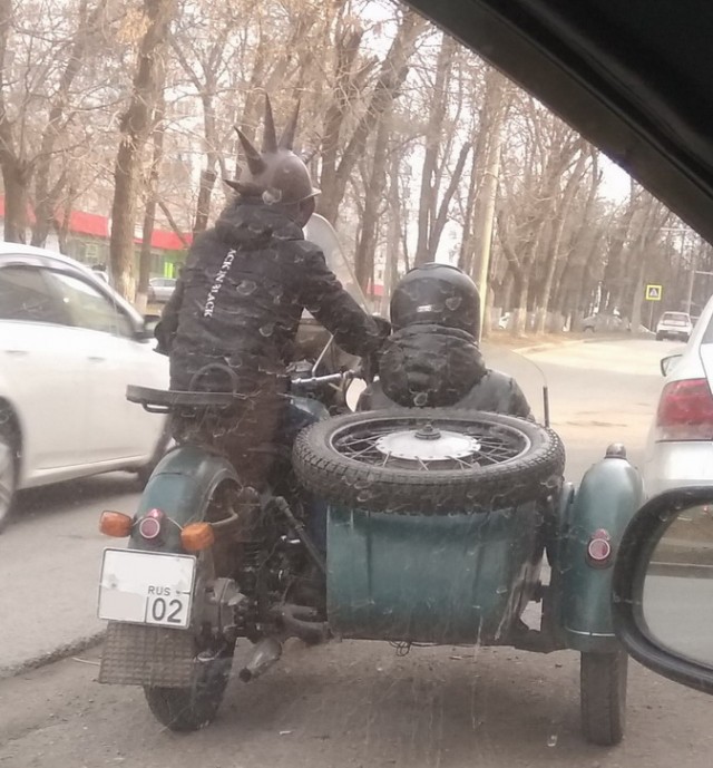 Помните "стрелка" из Питера, который лупанул панку в лицо ракетницей, потому что ему не понравился его внешний вид?
