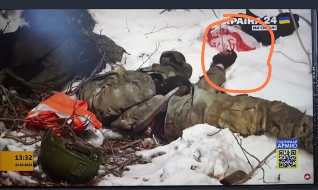 В репортаже на украинском ТВ об уничтоженной российской колонне показали бирку военнослужащего Мiщенко О.А.