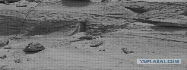 Марсоход Curiosity сфотографировал похожий на рукотворный «вход» в скалу