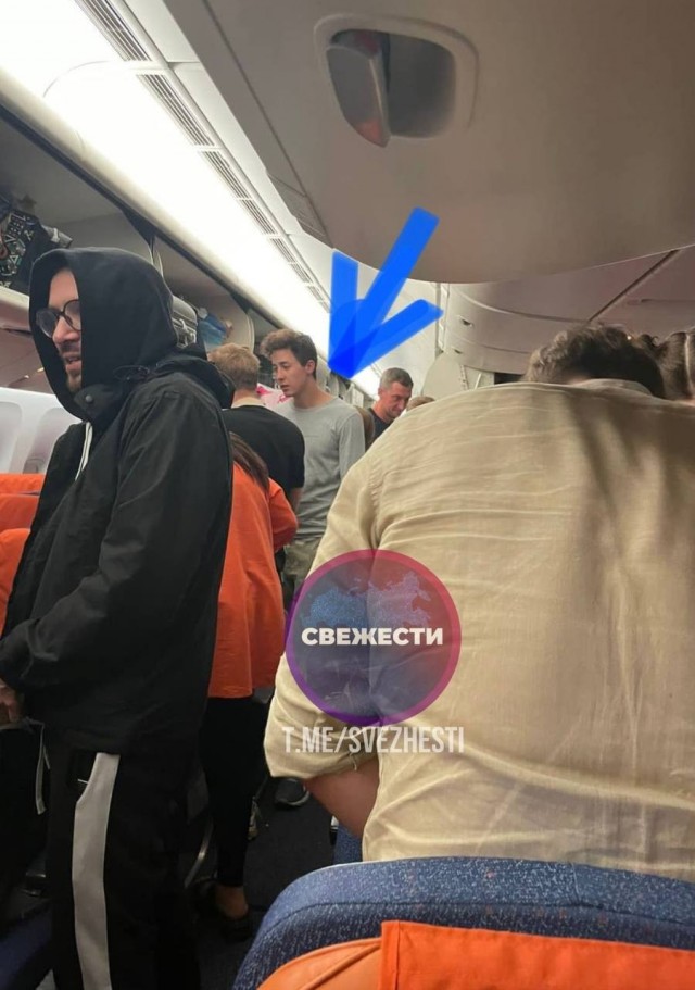 На борту самолёта Бангкок — Москва подрался "сын губернатора" Красноярского края и стало плохо беременной женщине