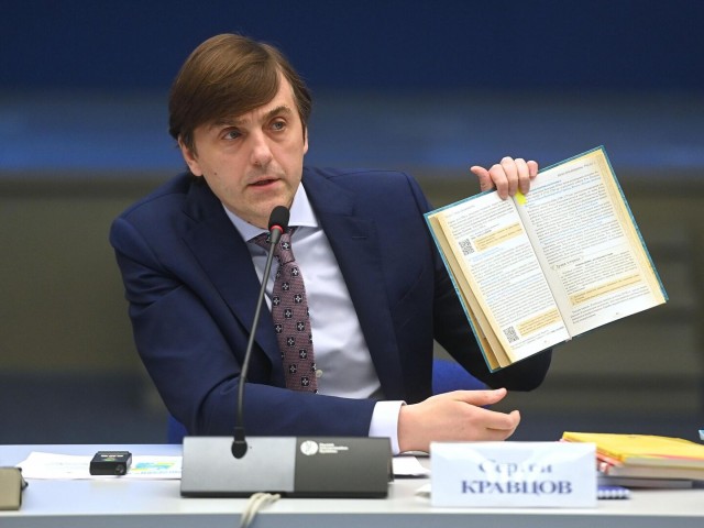 Глава Минпросвещения РФ считает, что до 15 лет детям не стоит сидеть в интернете