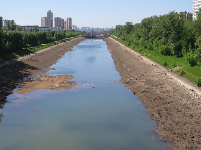 На дне. Когда в канале нет воды (Тушино - между 7 и 8 шлюзами)