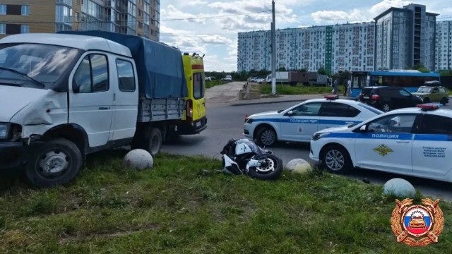 И только шлем поскакал по асфальту