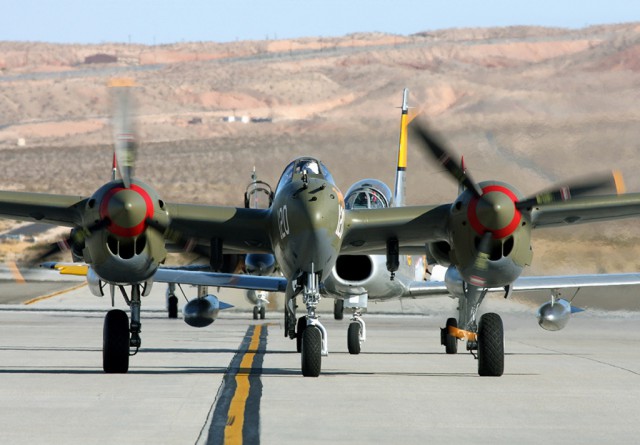 Многоцелевой истребитель P-38 «Lightning»