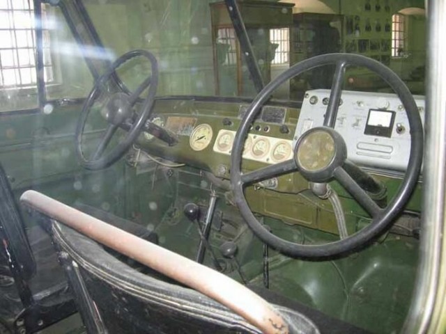 Для чего в Советском Союзе выпускали УАЗ с двумя рулевыми колесами
