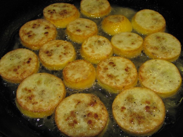 Пятничные посиделки на теплотрассе ©