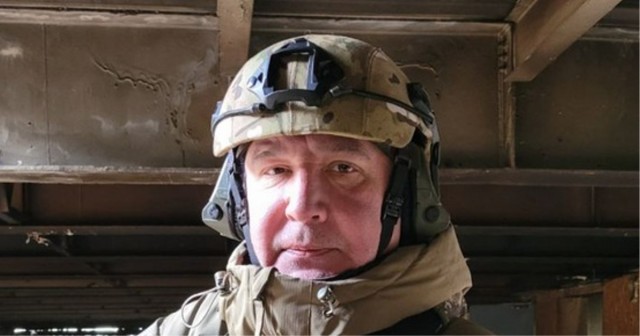 Дмитрию Рогозину успешно провели операцию по извлечению осколка от снаряда из позвоночника