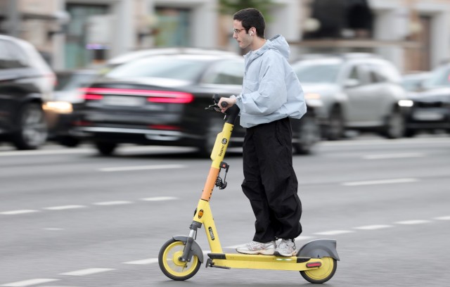 Комитет Госдумы одобрил проект о штрафах до 30 тысяч рублей за пьяную езду на электросамокатах