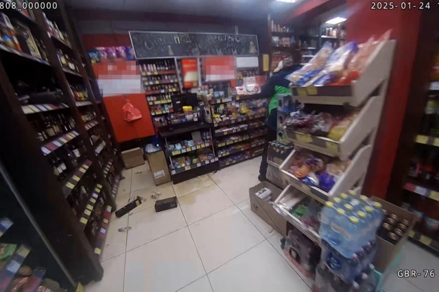 Новосибирец пришёл в алкомаркет с бездомным котом, а тот вырвался и разбил несколько бутылок с коньяком и вином