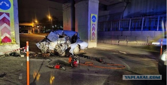 В Челябинске автобус врезался в опору моста, 12 человек госпитализированы