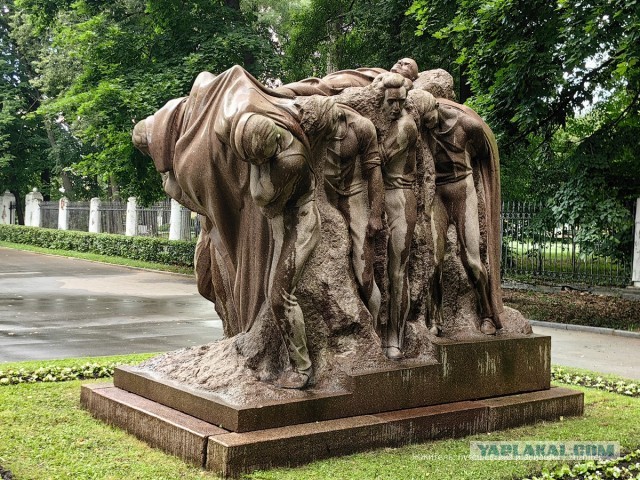 Памятник мертвому Ленину