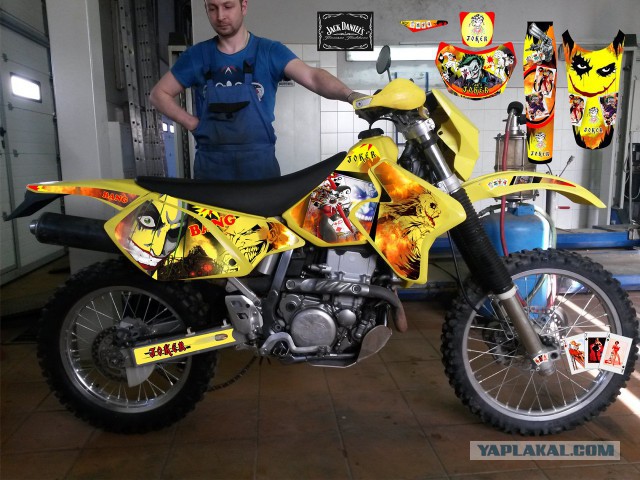 Обклеиваем мотик Suzuki DRZ 400E