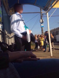 Студентки наткнулись на онаниста на остановке