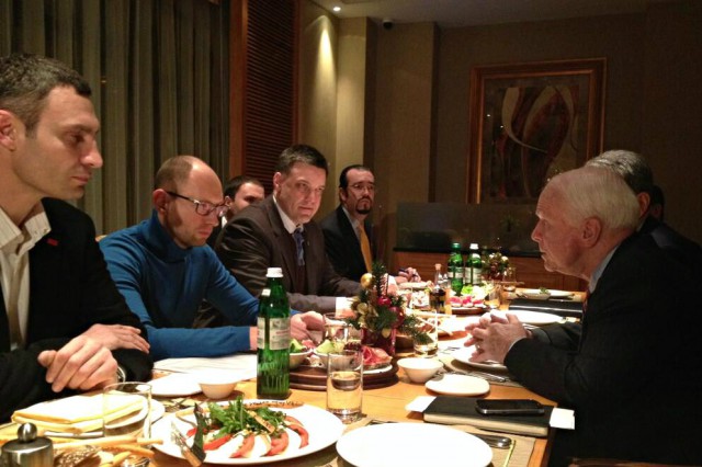 В Киеве у здания МВД сотни полицейских