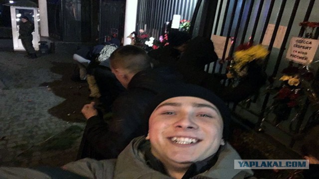 В Одессе выбросили принесенные к Генконсульству России цветы