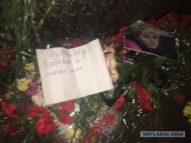 В Одессе выбросили принесенные к Генконсульству России цветы