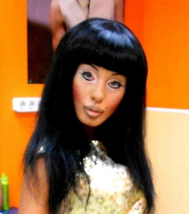 Они не смогли вовремя остановиться и всё продолжали и продолжали наносить макияж