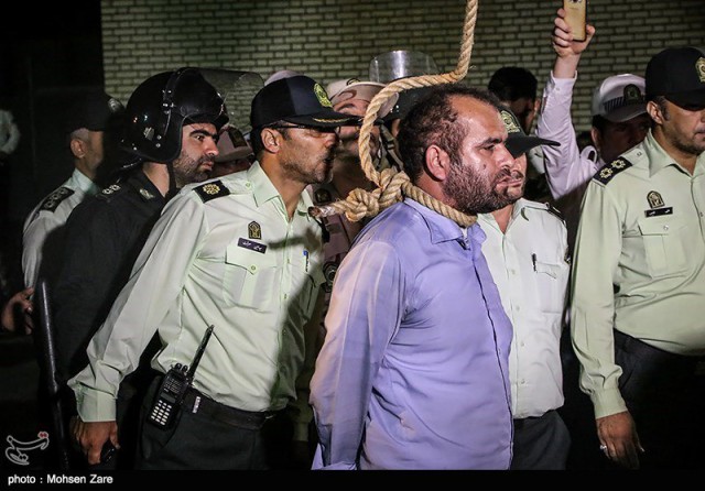 Насильника семилетней девочки в Иране настигла кара - его публично повесили 16+