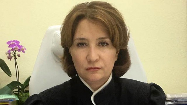 Судья общается с истцом и ответчиком