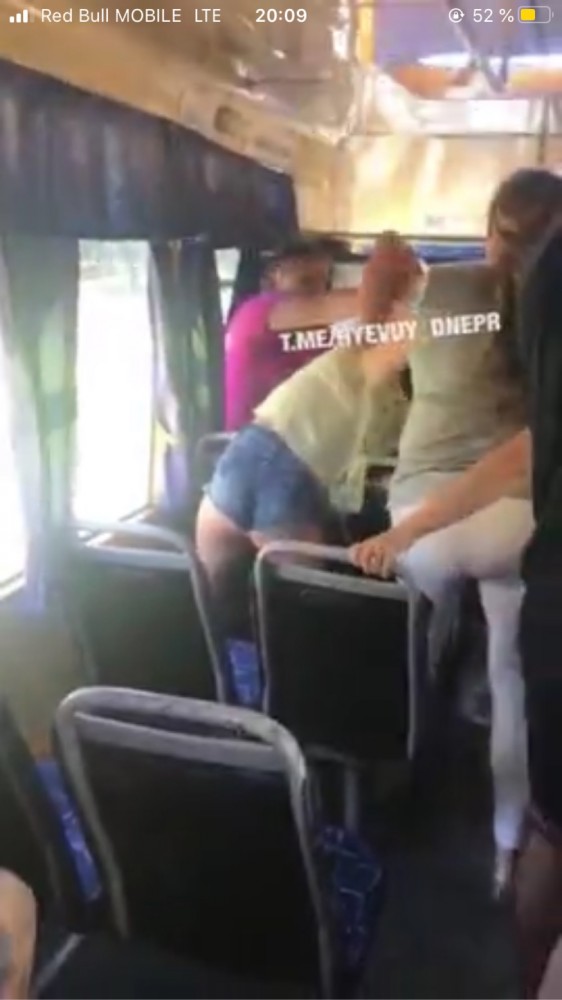 Девушка заплатила за два места в маршрутке, чтобы никто не сел рядом, но её избили пассажиры (видео)