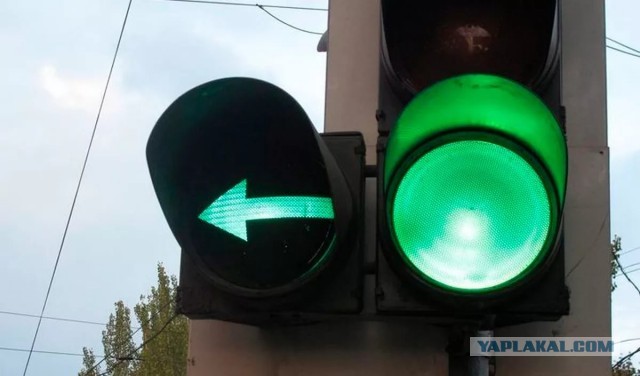 Снова  ПДД вопрос. Кто проедет  первым ?