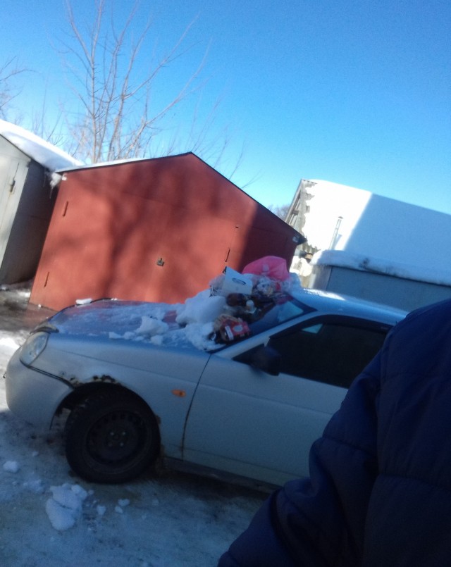 В Питере коммунальщики «отомстили» водителю, который припарковался на месте мусорного бака